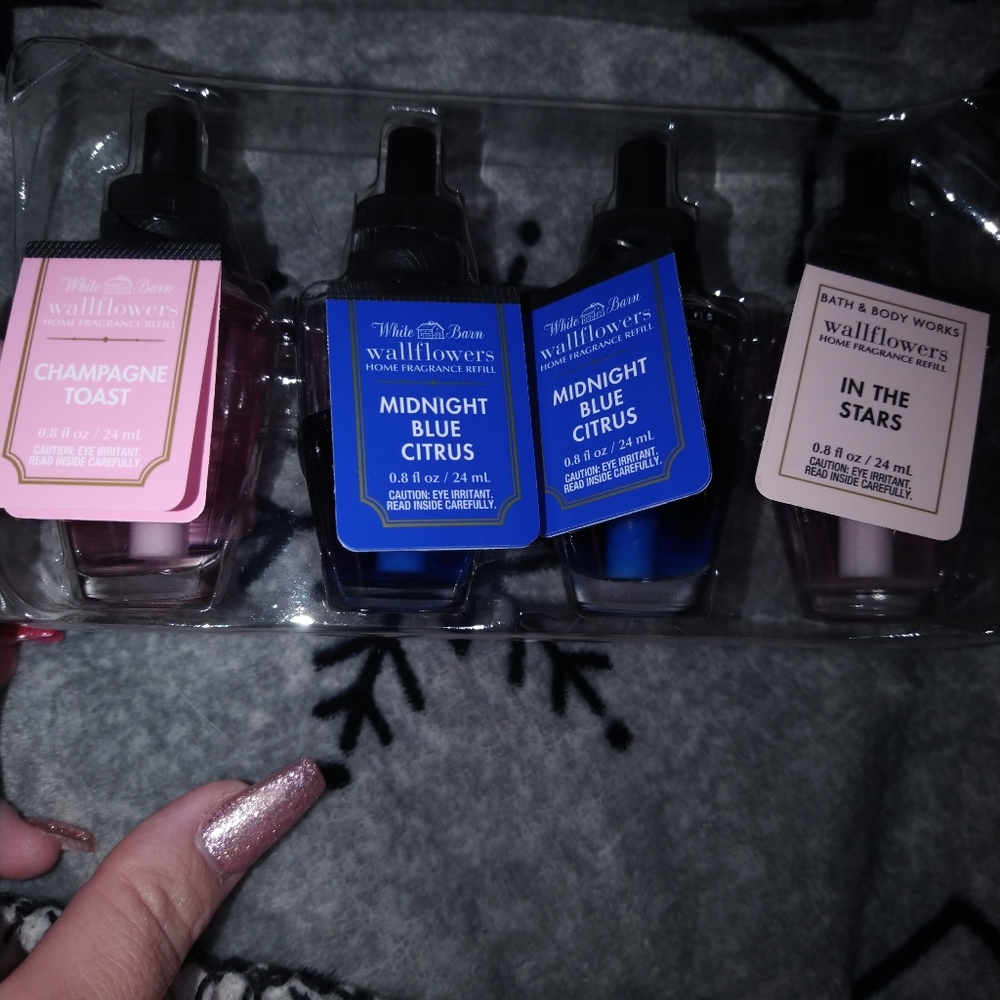 SOLD 11 Bath and body works plug in refills